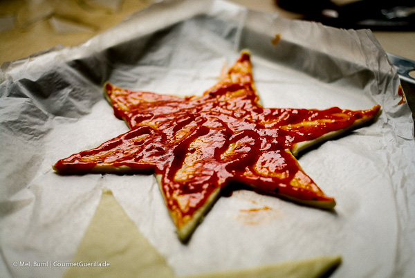  Christmas pizza: pizza Sprinkle stars with tomato sauce en | GourmetGuerilla.com 
