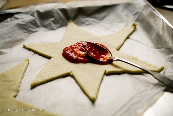  Christmas pizza: sprinkle pizza stars with tomato sauce | GourmetGuerilla.com 